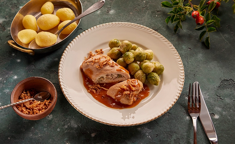 Schweineroulade in herzhafter Bratenjus mit Rosenkohl und Salzkartoffeln