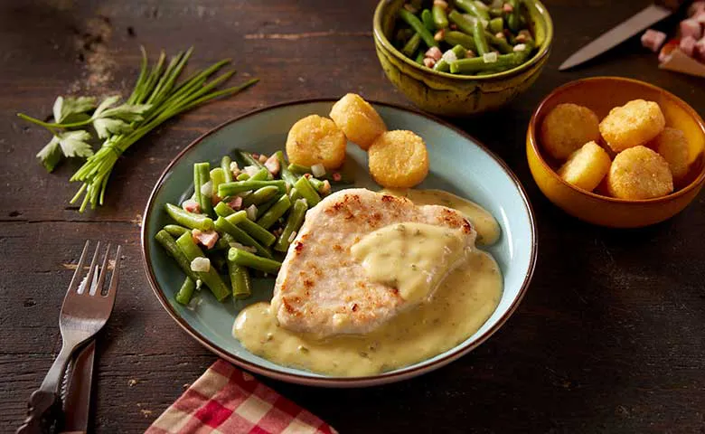 Schweineschnitzel Natur in einer Caf&#233;-de-Paris-So&#223;e