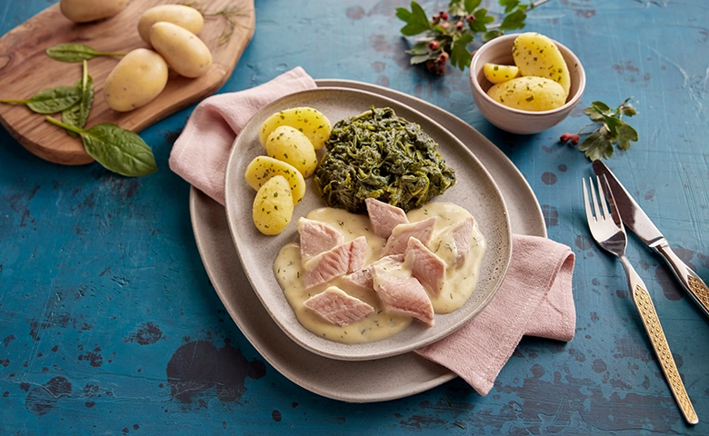 Wildlachs in Weißwein-Sahnesoße mit Spinat und Petersilienkartoffeln