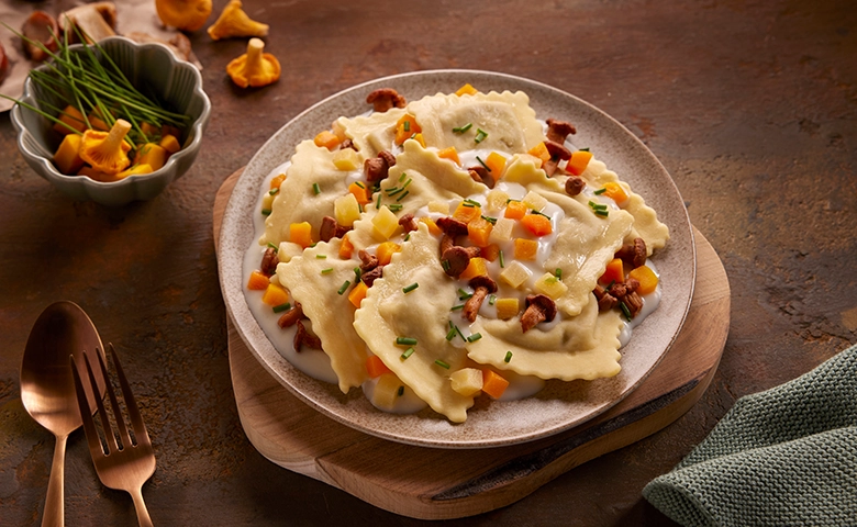 Ravioloni mit Steinpilz-Füllung gefüllte Nudeln in cremiger Käsesoße, mit Pfifferlingen verfeinert