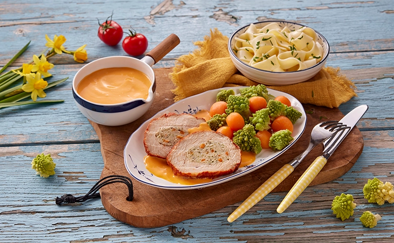 Zarte Putenfilets, gef&#252;llt mit Brokkoli und Karotten in einer Butter-Tomatenso&#223;e