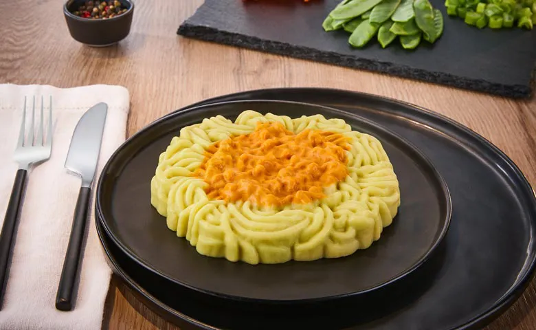 Püriertes Bami Goreng Nudeln asiatische Art mit Hähnchen in süß-saurer Soße