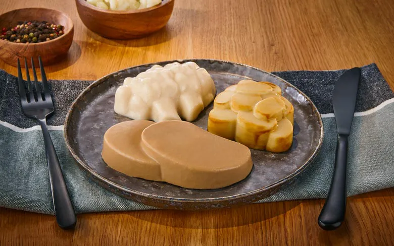 Pürierter Schweinebraten in Soße mit Blumenkohl und Bratkartoffeln