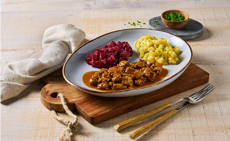 Weiches Rindfleisch in Soße Sauerbraten-Art dazu Rote Bete und Kartoffeln in Soße