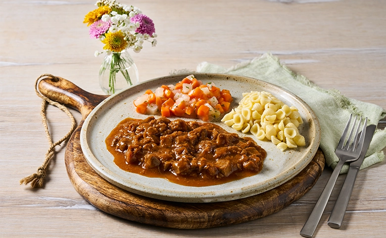 Weiches Rindfleisch in Soße mit Möhren-Kohlrabigemüse und Nudeln