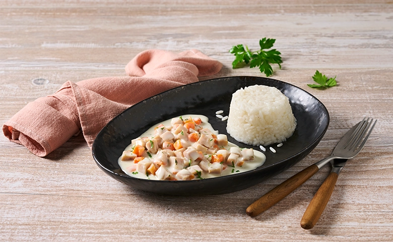 Weiches Hühnerfleisch "Frikassee Art" in cremiger Soße dazu Reis in Soße