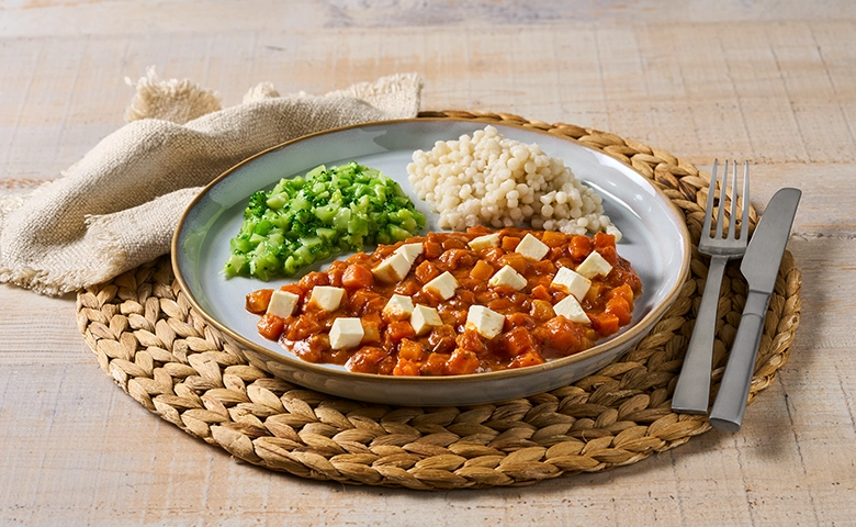 Weiche Gemüsebolognese mit Weichkäse dazu Couscous und Brokkoli in Soße