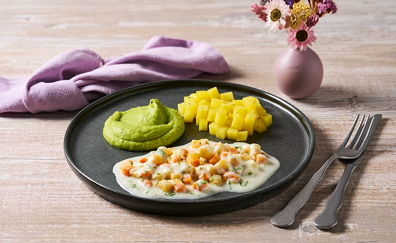 Weiches Gemüseragout dazu Erbsenpüree in Soße und Kartoffeln