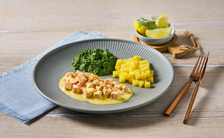 Weicher Lachs in Dill-Senf-Soße mit Rahmspinat und Kartoffeln