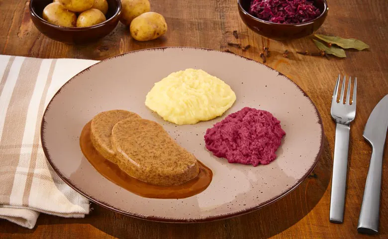 Zerkleinerter Rinderbraten in Soße mit püriertem Rotkohl und Stampfkartoffeln
