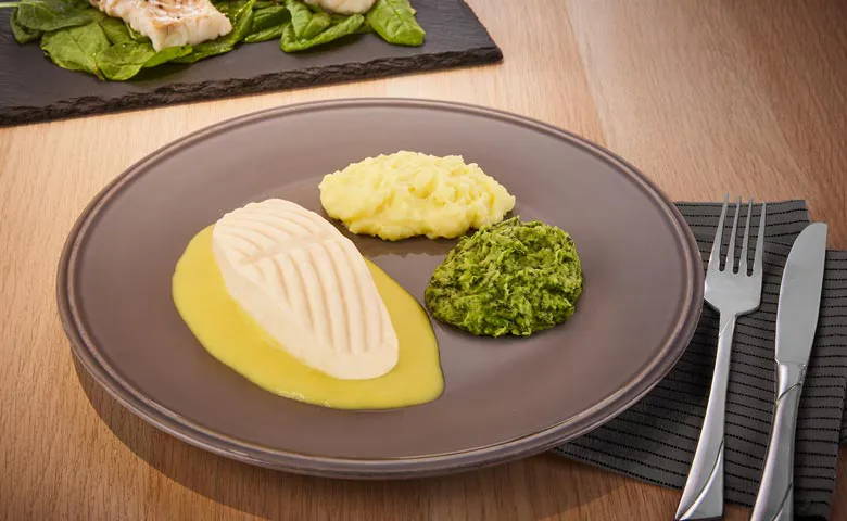 Zerkleinerter Seelachs (aus nachhaltiger Fischwirtschaft) in Senfsoße dazu Spinat und Stampfkartoffeln