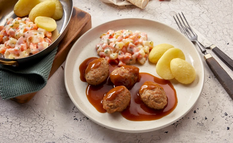 Mini-Frikadellen vom Schwein und Rind in einer Bratensoße mit Rüben-Gemüse, dazu Kartoffeln