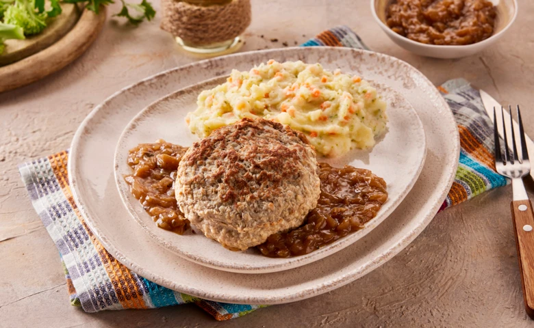 Herzhafte Frikadelle XXL vom Rind und Schwein mit pfeffriger Zwiebelsoße, dazu Frühlingspüree