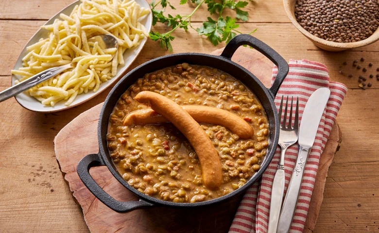 Schwäbisches Linsengericht mit zwei Saitenwürstchen vom Schwein, dazu Eierspätzle