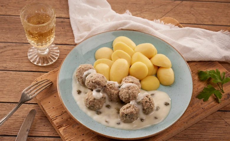 Klopse "Königsberger Art" vom Rind und Schwein in cremiger Kapernsoße, dazu Salzkartoffeln