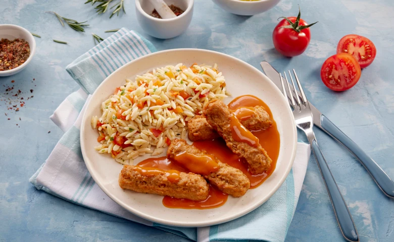 "Akropolis-style" pikante Hackfleischröllchen vom Schwein in fruchtiger Tomatensoße, dazu Reisnudeln mit Tomatenstückchen