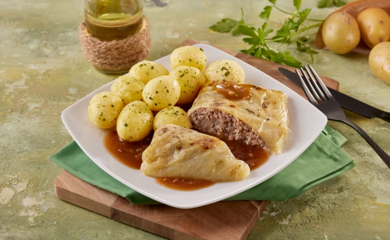Kohlroulade mit Hackfleischfüllung vom Schwein und Rind in deftiger Soße mit Petersilienkartoffeln