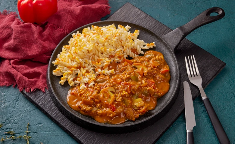Räuberpfanne mit Schweine- und Rinderhackfleisch, in einer pikant gewürzten Soße mit Champignons, Zwiebeln und Paprika, dazu Spiralnudeln