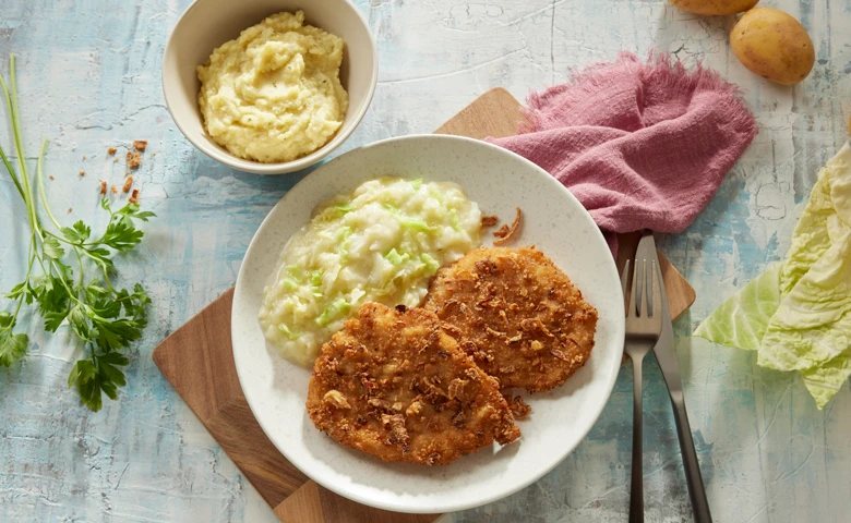 Röstzwiebelschnitzel vom Schwein mit Rahmwirsing und Stampfkartoffeln