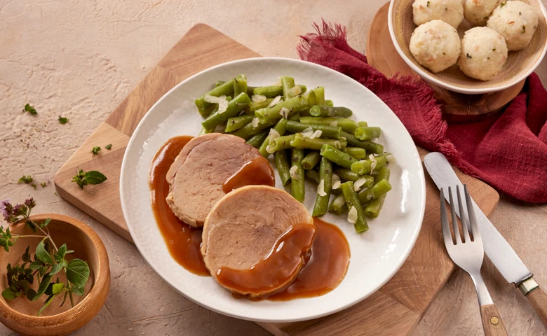 Deftiger Sonntagsbraten vom Schwein mit Bohnengemüse und Speckklößen