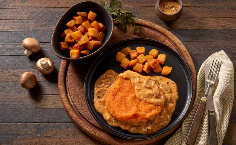Deftiges Jägerschnitzel vom Schwein mit Rahmsoße "Jäger Art" und Röstkartoffeln