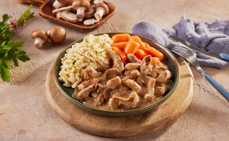 Zartes Schweinegeschnetzeltes in cremiger Pilzrahmsoße dazu Möhren und Knöpfle-Spätzle