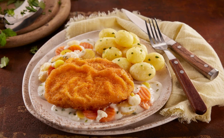 Schweineschnitzel auf Gemüseragout in Kerbel-Kräutersoße, dazu Petersilienkartoffeln