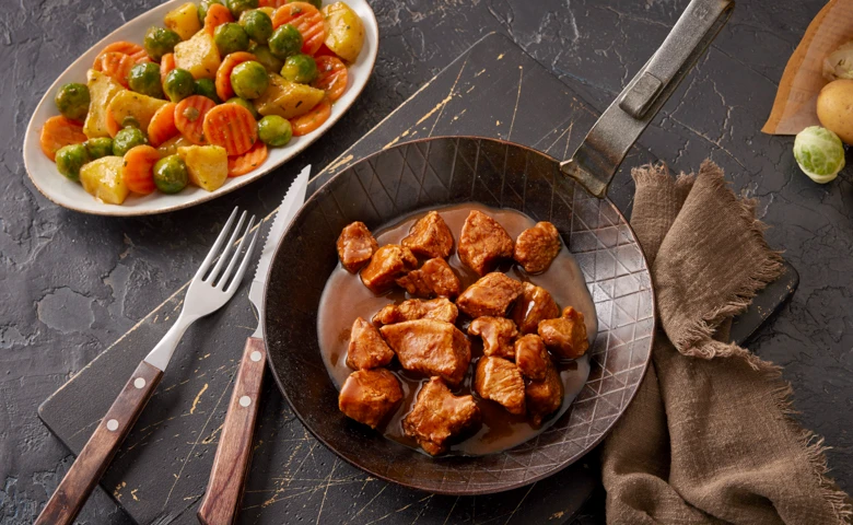 Schweinegulasch in feiner Soße mit einer Rosenkohl-Kartoffelpfanne