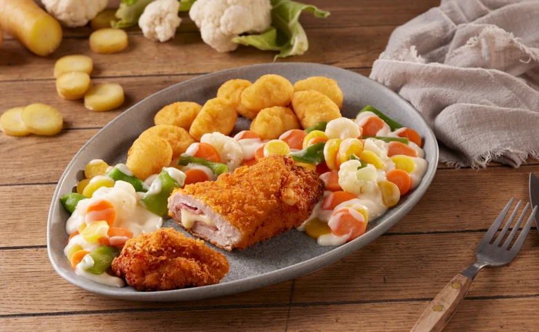 Schweineschnitzel "Cordon bleu" gefüllt mit Käse und gekochtem Formschinken, dazu buntes Sommergemüse in Schlemmersoße und Dauphinekartoffeln