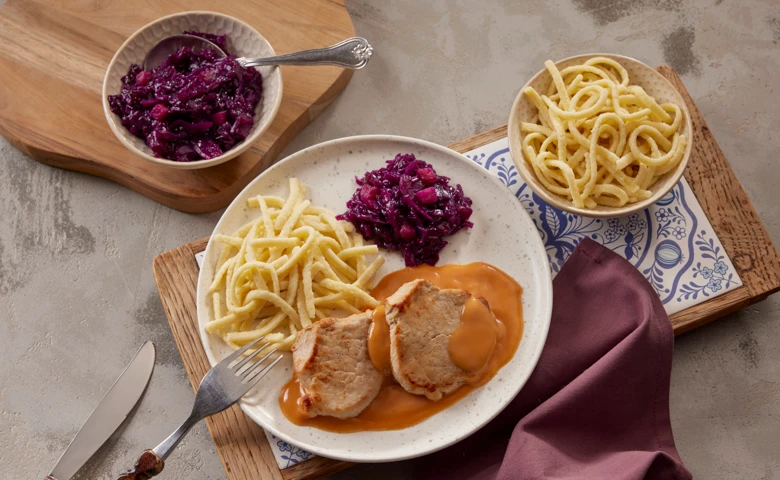 Schweinemedaillons in feiner Soße mit Apfelrotkohl und Spätzle
