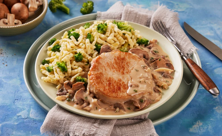 Schweinesteak "Försterin" in einer Pilzrahmsoße, dazu Knöpfle-Brokkoli-Mix
