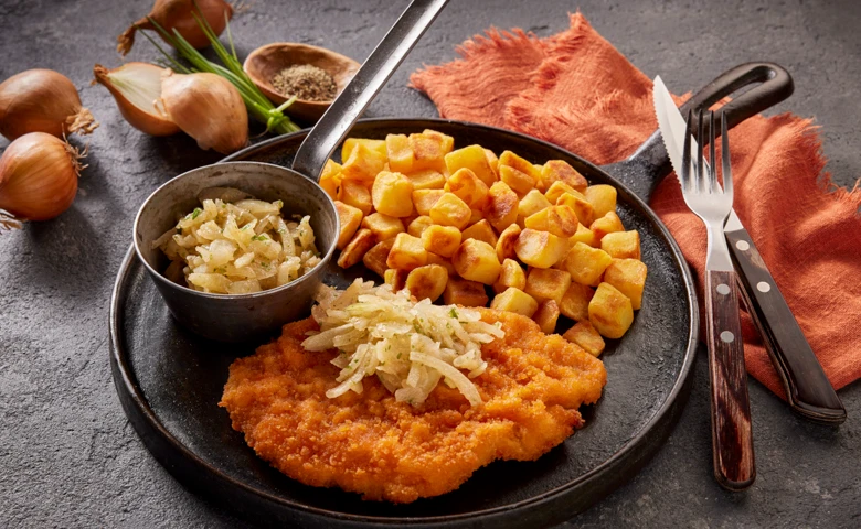 Großes Zwiebelschnitzel vom Schwein, dazu Röstkartoffeln