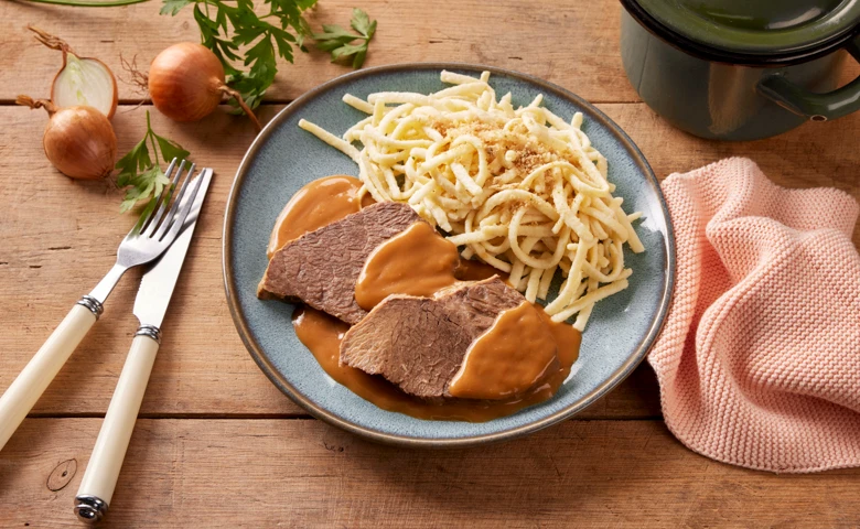 Sauerbraten "Schwäbischer Art" in Soße, dazu Spätzle mit Brösel-Garnitur