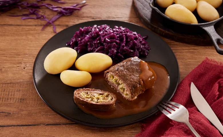 Rinderroulade "Hausfrauen Art" in herzhafter Bratensoße mit Apfelrotkohl und Salzkartoffeln