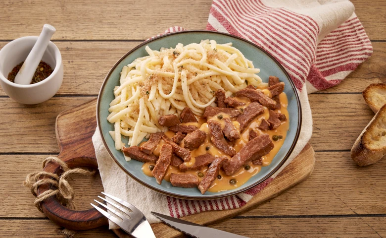 Feines Rindergeschnetzeltes in rosa Pfeffersoße, dazu Spätzle mit feiner Brösel-Garnitur