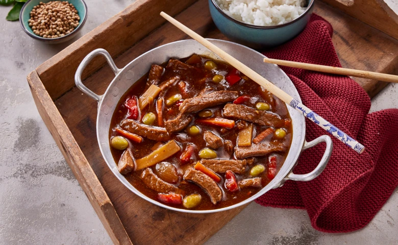 Rindfleisch "Szechuan Art" Zarte Rindfleischstreifen in feuriger Soße mit Gemüse, dazu Thai-Reis