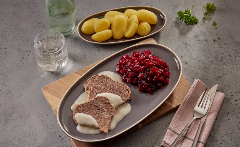 Rindfleisch in Meerrettichsoße mit Rote-Bete-Gemüse und Salzkartoffeln