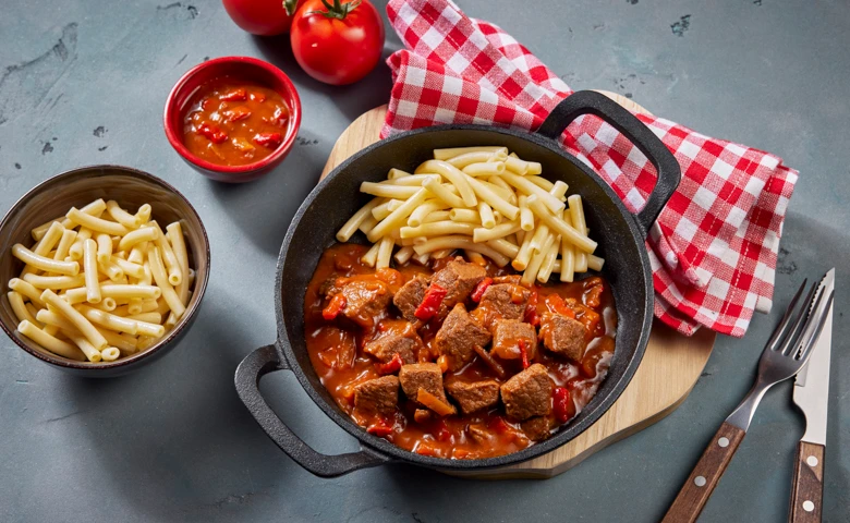 Rindertopf "Ungarische Art" Rindfleisch in pikanter Paprikasoße, dazu Makkaroni