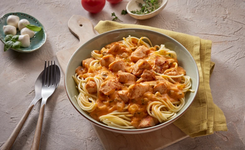 Spaghetti alla Romana Spaghetti mit geschnittener Hähnchenbrust in fruchtiger Tomaten-Frischkäsesoße mit Zucchiniwürfeln