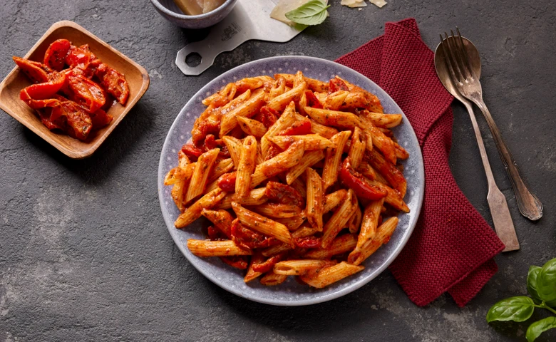 Penne "Pomodori" mit getrockneten Tomaten und  Basilikum