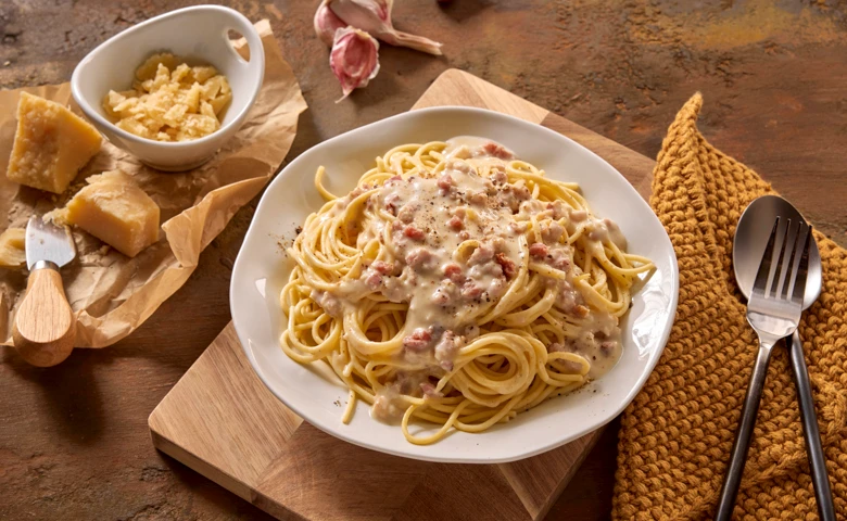 Spaghetti alla Carbonara mit geräuchertem Speck in köstlicher Käsesoße