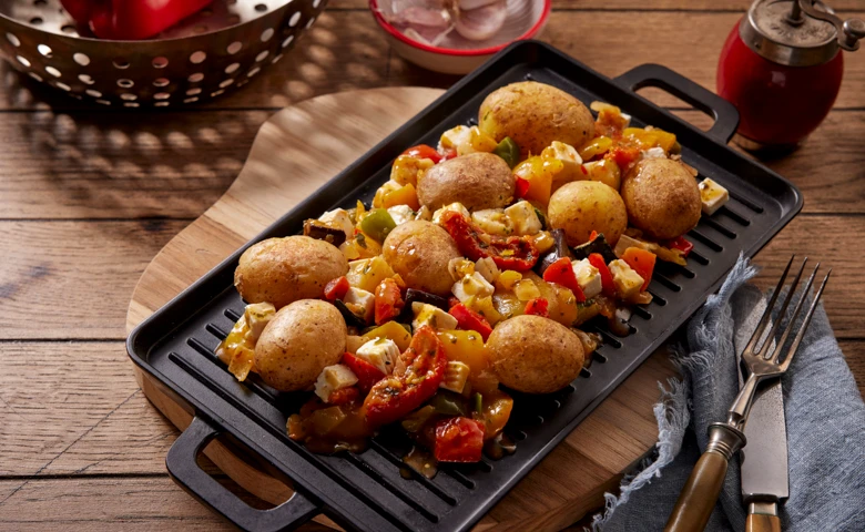 Grillgemüse-Pfanne mit getrockneten Tomaten, Paprika, Auberginen, kleinen Kartoffeln mit Schale und mildem Weißkäse