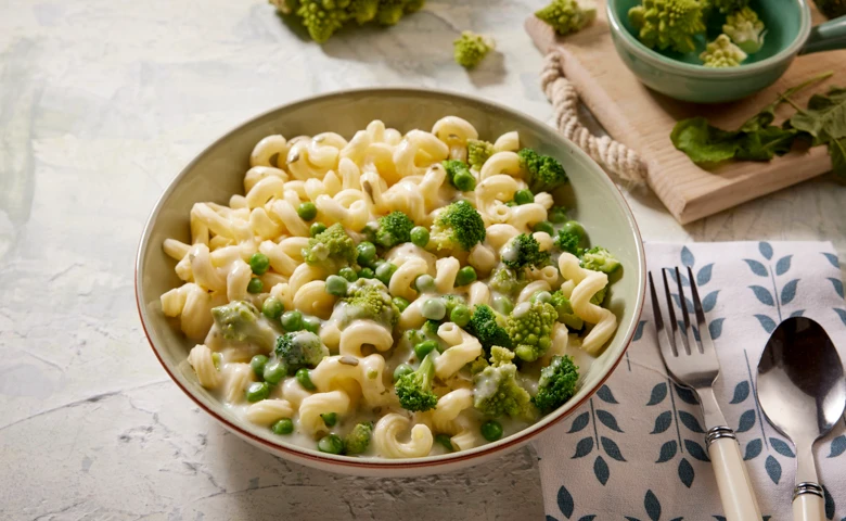 Trivelli verdi Trivelli-Nudeln in einer Joghurtsoße mit Romanesco, Brokkoli und Erbsen
