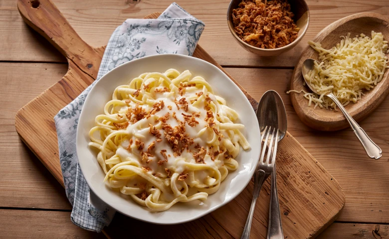 Schwäbische Käsespätzle mit einer herzhaften Emmentaler-Zwiebel-Sahnesoße