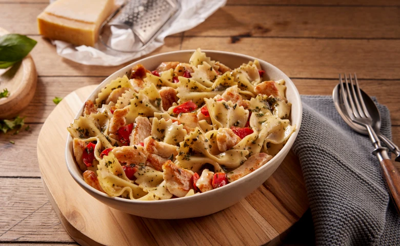 Farfalle al Pesto mit gebratenen Hähnchenstreifen und Paprika