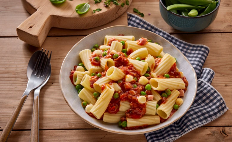 "Rigatoni al forno" Rigatoni in Tomatensoße mit Hackfleisch vom Rind, Erbsen und Bauchspeck vom Schwein, verfeinert mit Mozzarellakugeln