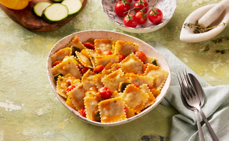 Tomatisierte Ravioli-Gemüsepfanne gefüllte Ravioli (Mungobohnen, Kichererbsen), tomatisiert. Mit Zucchini, gelben Paprikastücken und halben Cherrytomaten, würzig abgeschmeckt
