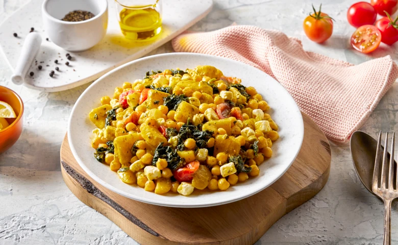 Kartoffel-Kichererbsen-Pfanne mediterran abgeschmecktes Pfannengericht mit Blattspinat, Cherrytomaten und Weichkäse