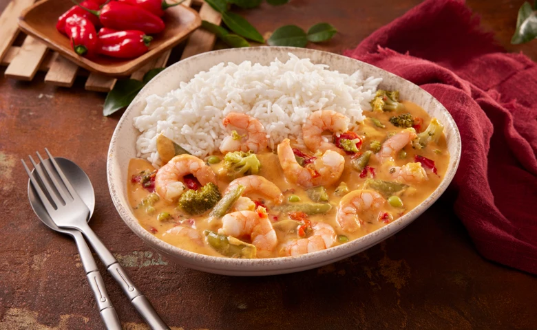 Thai-Garnelen-Curry mit Gemüse und Kaffir-Limettenblätter, typisch thailändisch abgeschmeckt dazu Reis