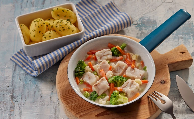 Bunter Fischtopf vom Alaska-Seelachs mit Gemüseeinlage und Salzkartoffeln